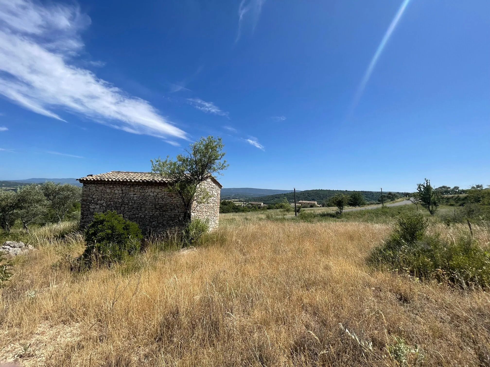 Cabanon provençal authentique de 18 m² à Gordes en zone agricole 