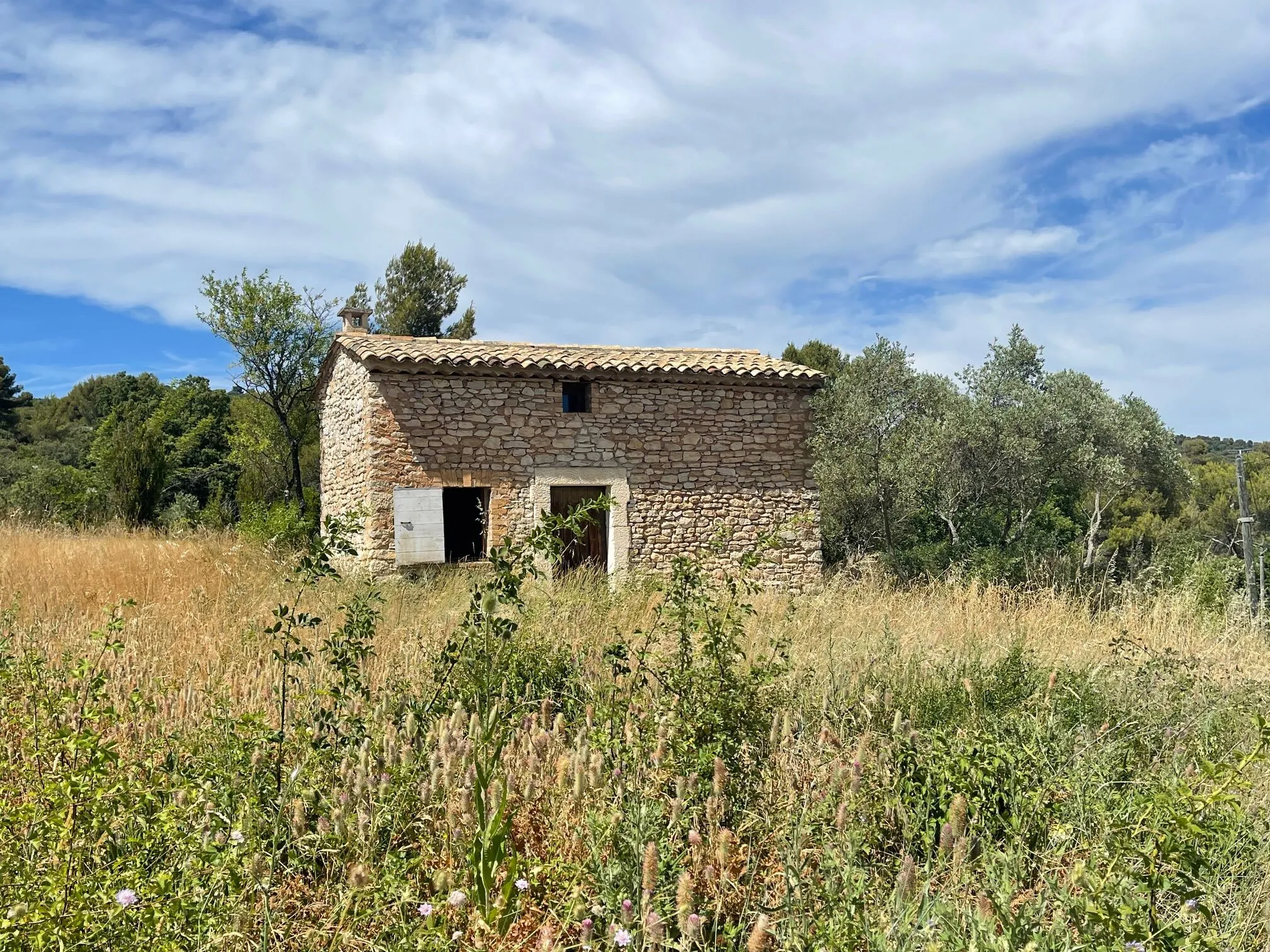 Cabanon provençal authentique de 18 m² à Gordes en zone agricole 