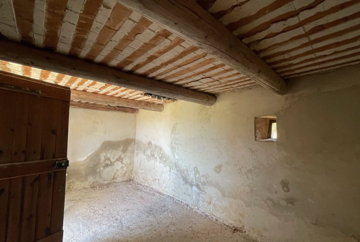 Cabanon provençal authentique de 18 m² à Gordes en zone agricole 