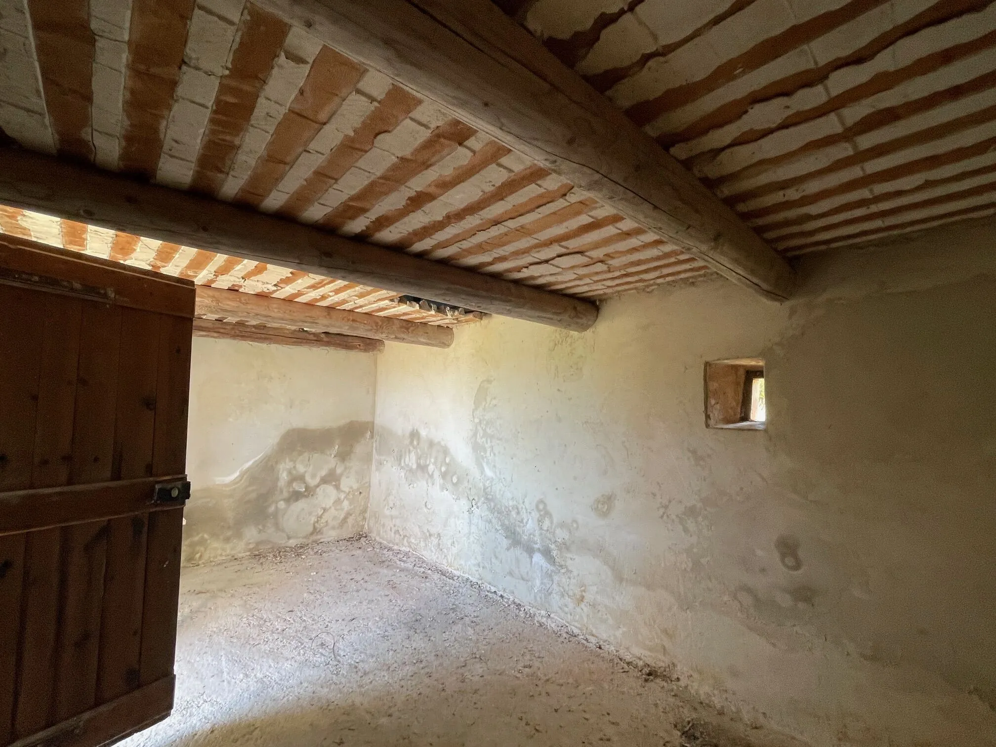 Cabanon provençal authentique de 18 m² à Gordes en zone agricole 