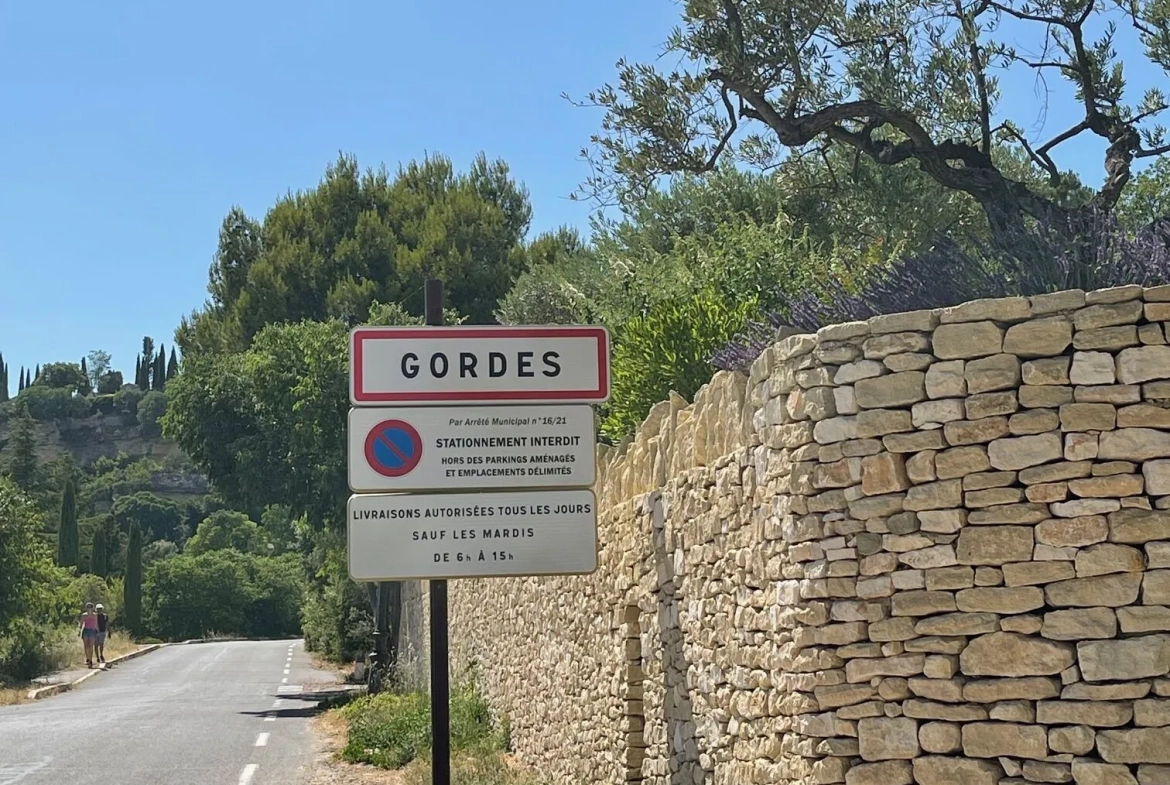 Cabanon provençal authentique de 18 m² à Gordes en zone agricole 