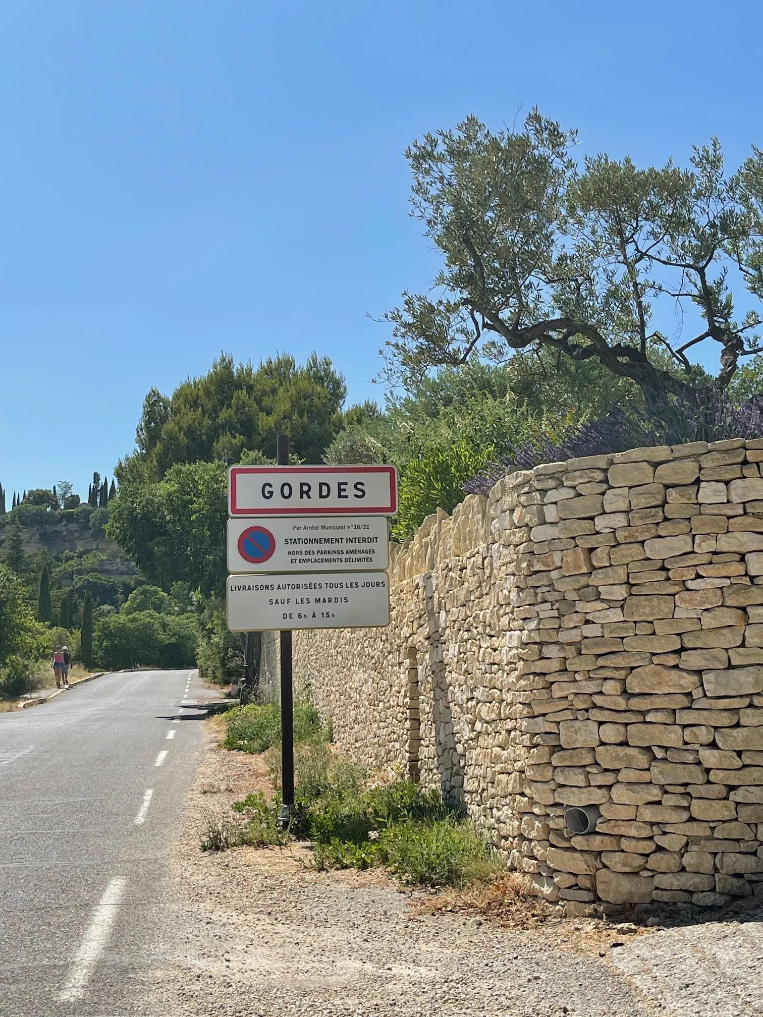 Cabanon provençal authentique de 18 m² à Gordes en zone agricole 