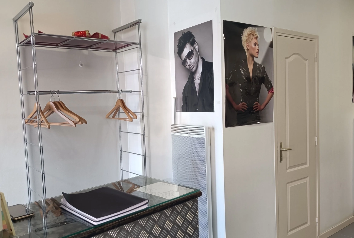 Fonds de commerce salon de coiffure à Montbrison - Centre-ville, 25 m² 