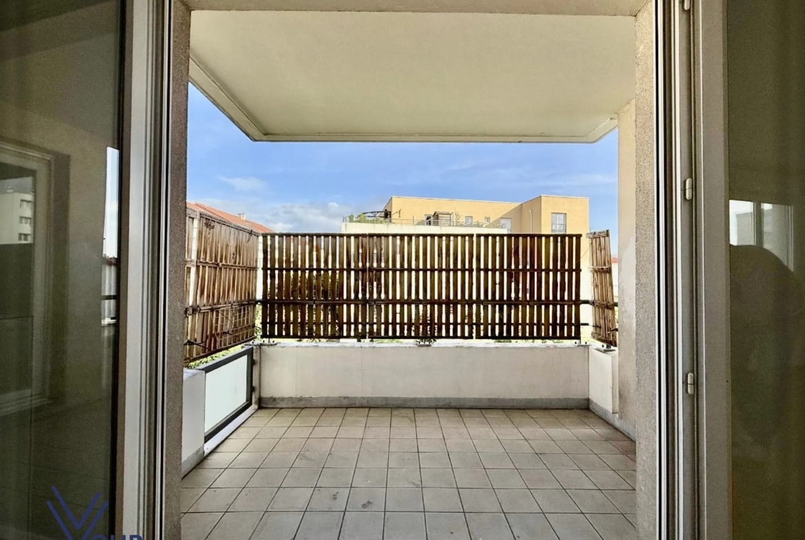 Achat appartement T3 à Vénissieux avec balcon, cave et garage 