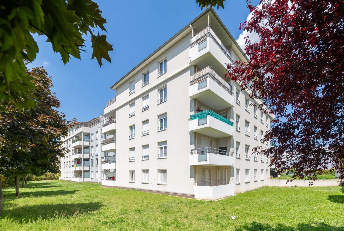 Achat appartement T3 à Vénissieux avec balcon, cave et garage 
