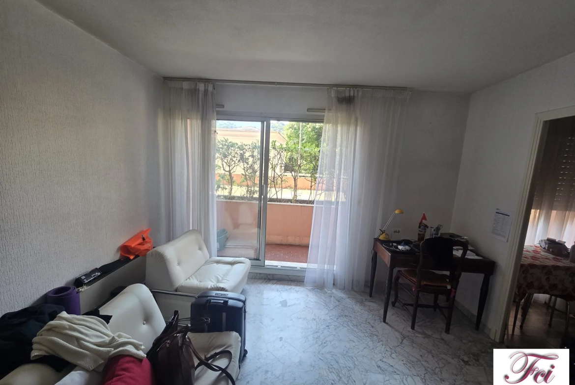 Studio à vendre à Menton, proche du centre et de la mer, avec cave et balcon 