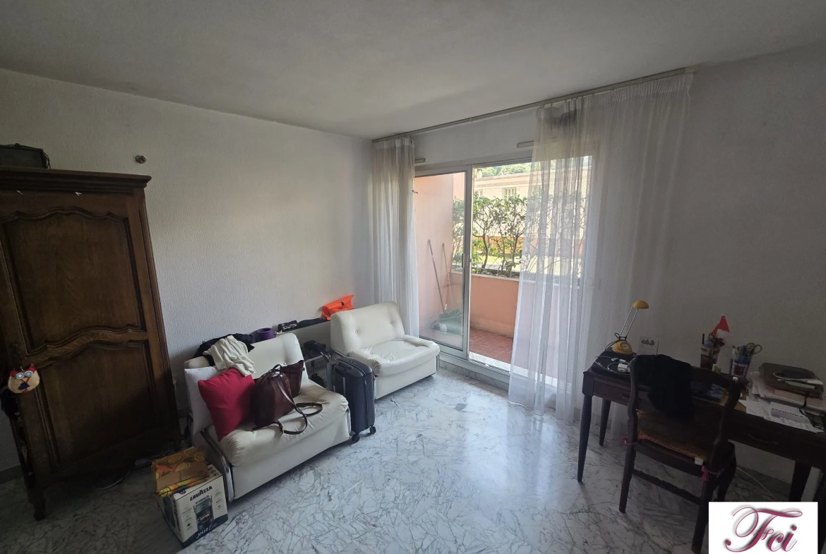 Studio à vendre à Menton, proche du centre et de la mer, avec cave et balcon 