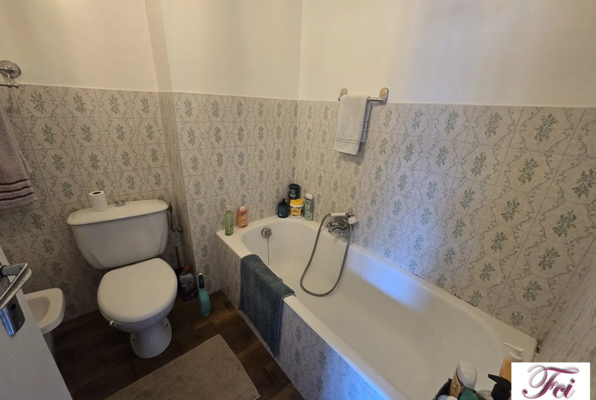 Studio à vendre à Menton, proche du centre et de la mer, avec cave et balcon 