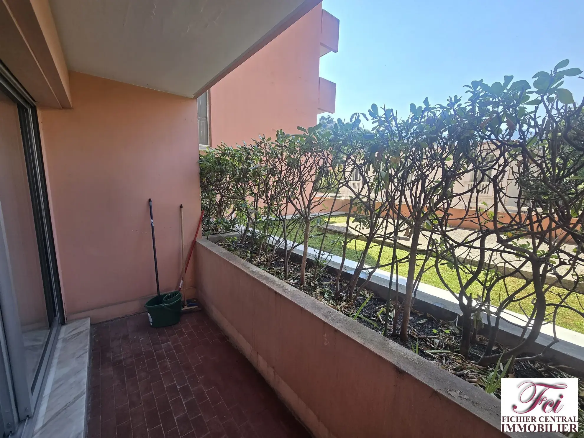 Studio à vendre à Menton, proche du centre et de la mer, avec cave et balcon 