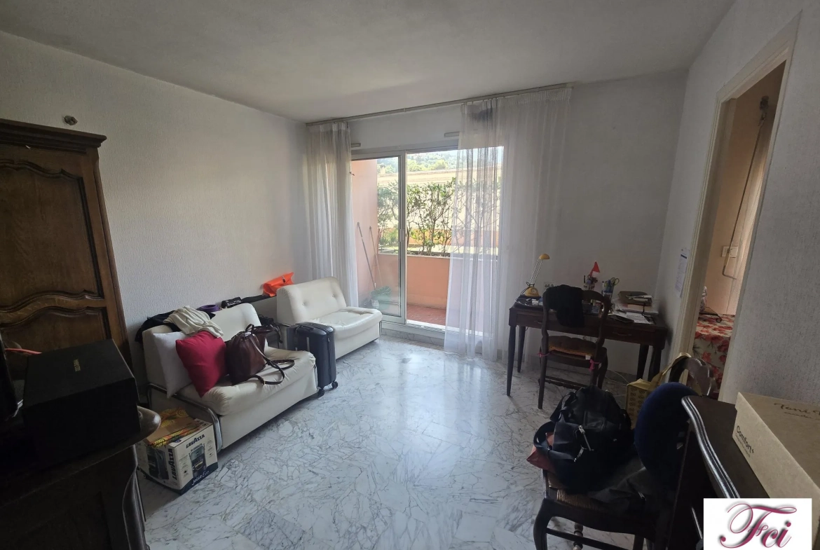 Studio à vendre à Menton, proche du centre et de la mer, avec cave et balcon 
