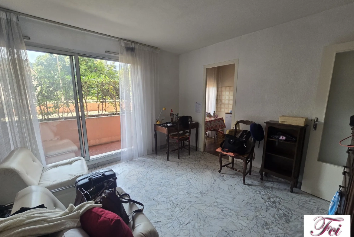 Studio à vendre à Menton, proche du centre et de la mer, avec cave et balcon 