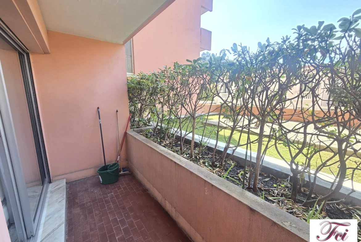 Studio à vendre à Menton, proche du centre et de la mer, avec cave et balcon 