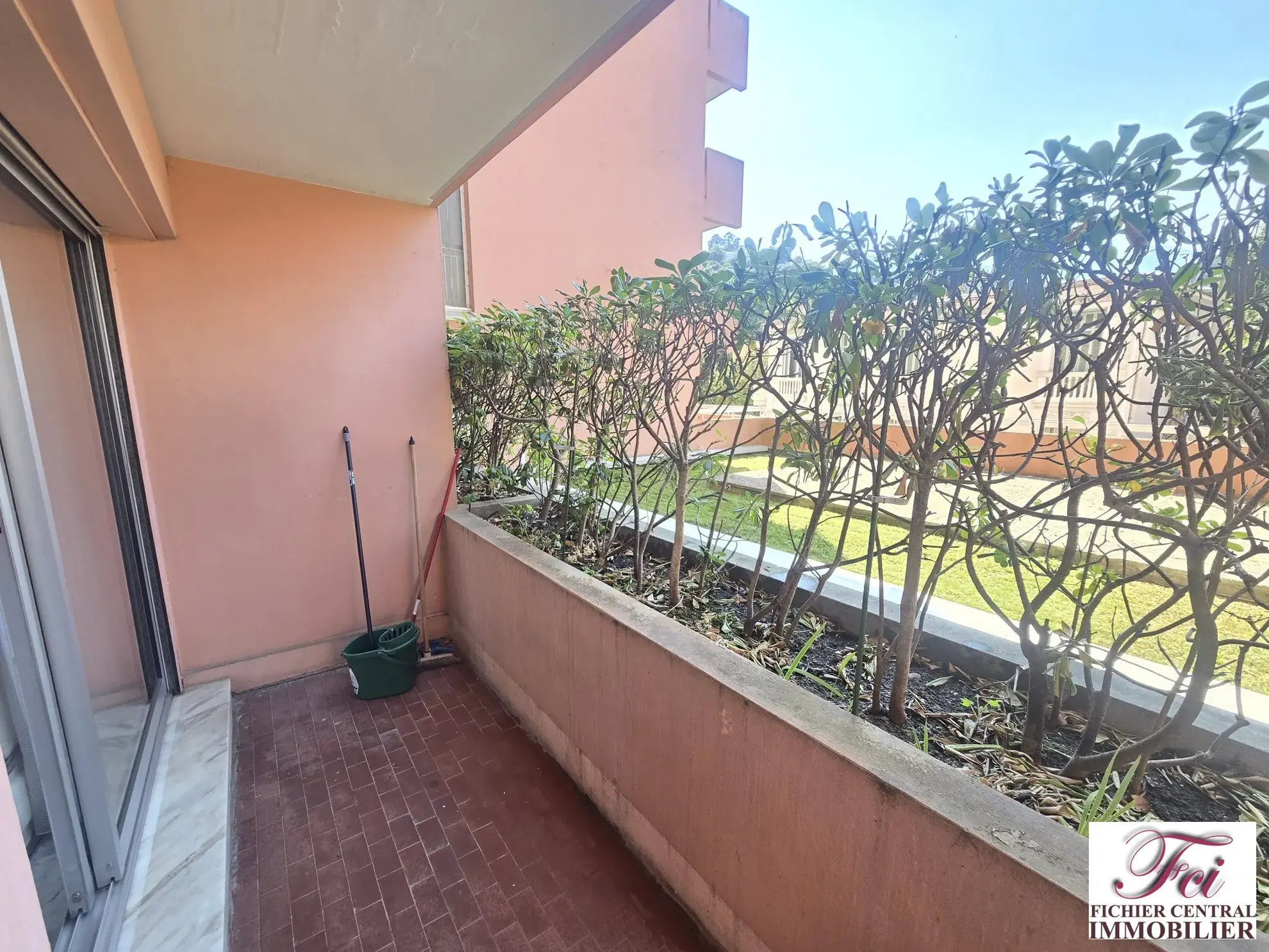 Studio à vendre à Menton, proche du centre et de la mer, avec cave et balcon 