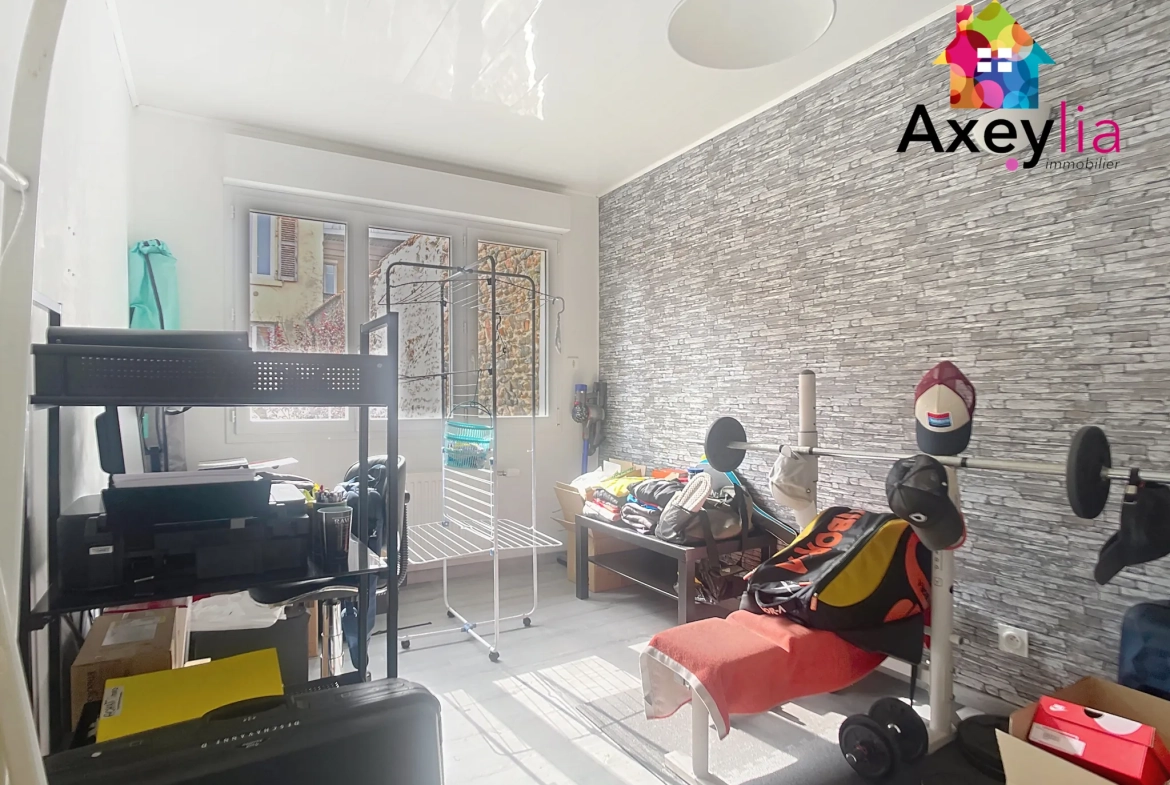 Appartement T3 rénové avec 2 chambres à Roanne, centre-ville proche commodités 