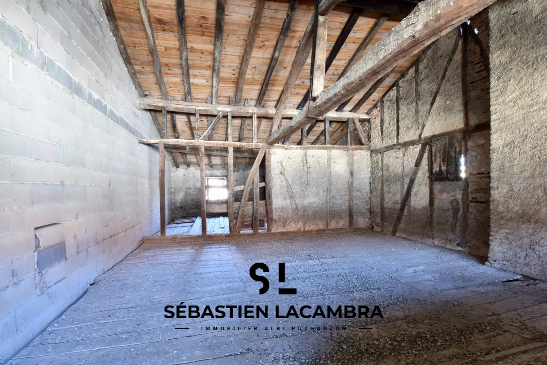 Immeuble à rénover de 230 m² au centre de Realmont avec cachet et potentiel d’aménagement 