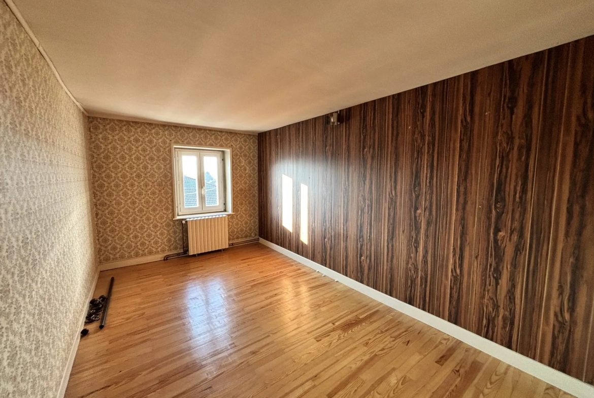 Maison de village avec dépendances et grand potentiel à Poule-les-Écharmeaux 