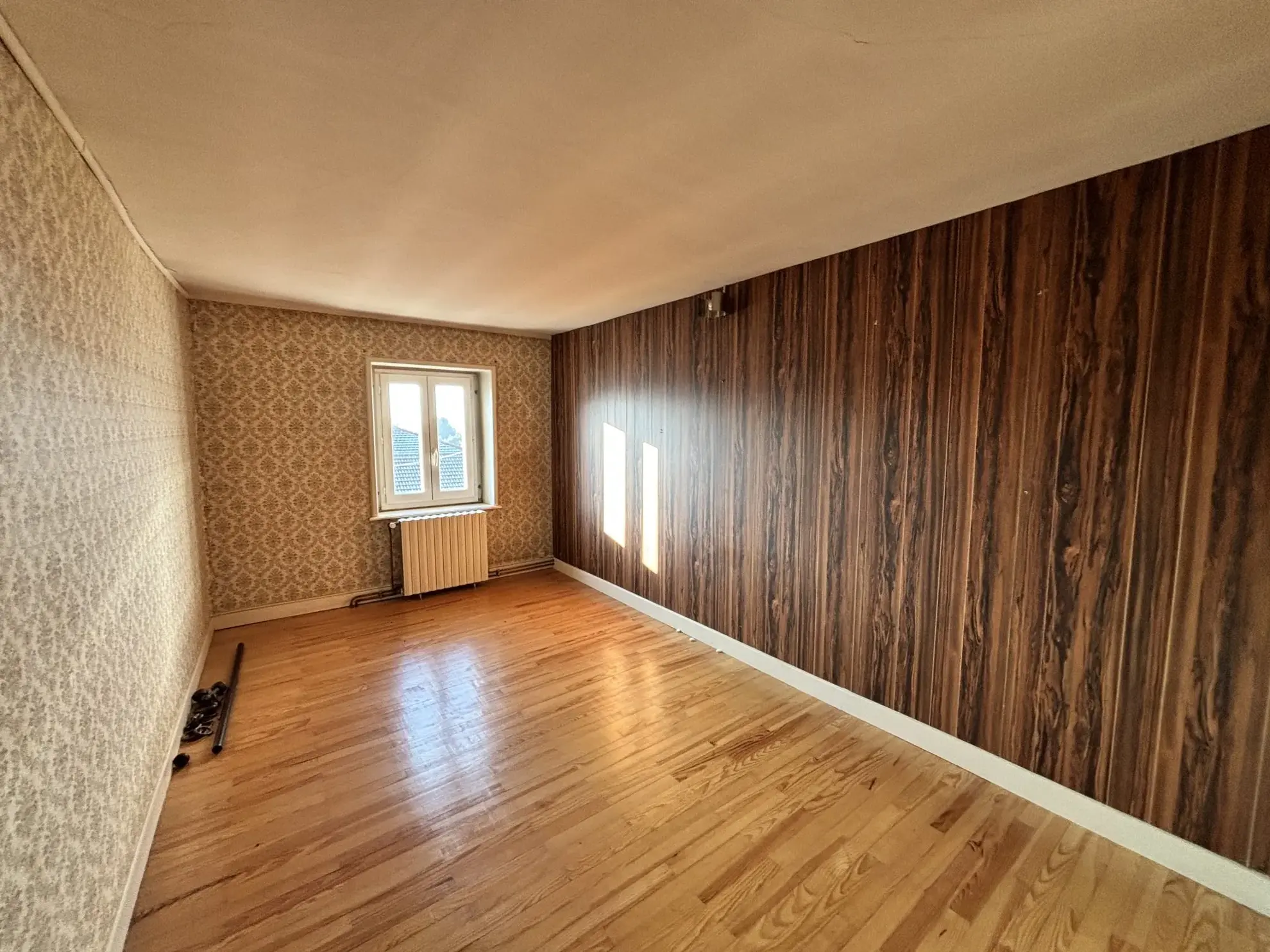 Maison de village avec dépendances et grand potentiel à Poule-les-Écharmeaux 
