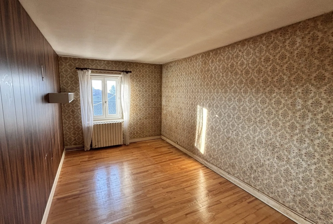 Maison de village avec dépendances et grand potentiel à Poule-les-Écharmeaux 