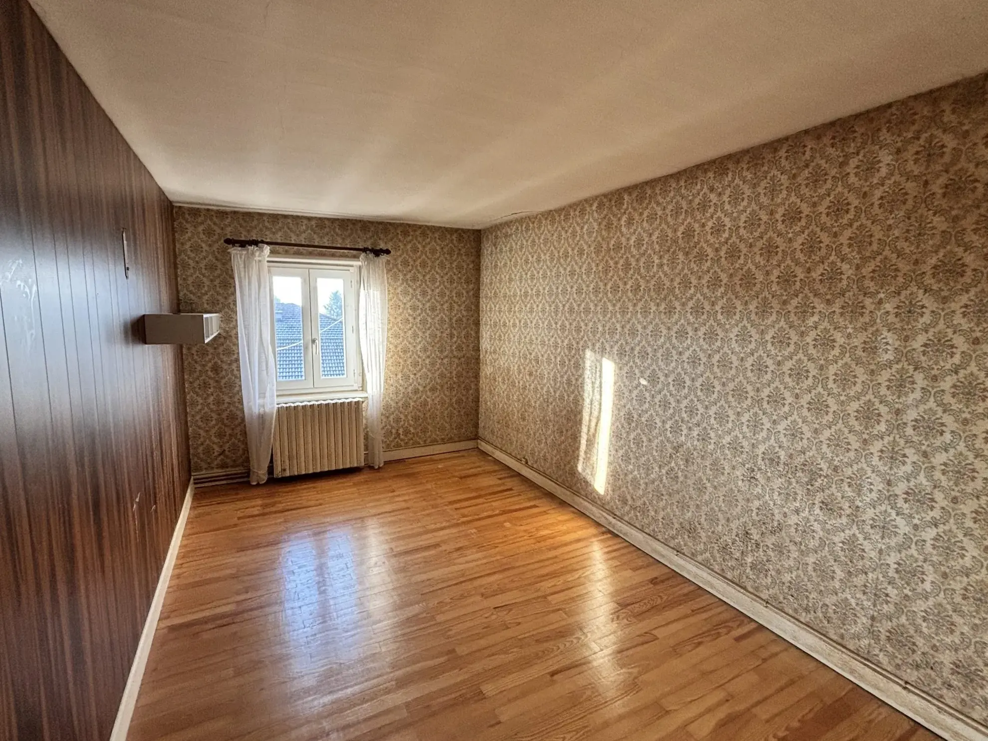 Maison de village avec dépendances et grand potentiel à Poule-les-Écharmeaux 