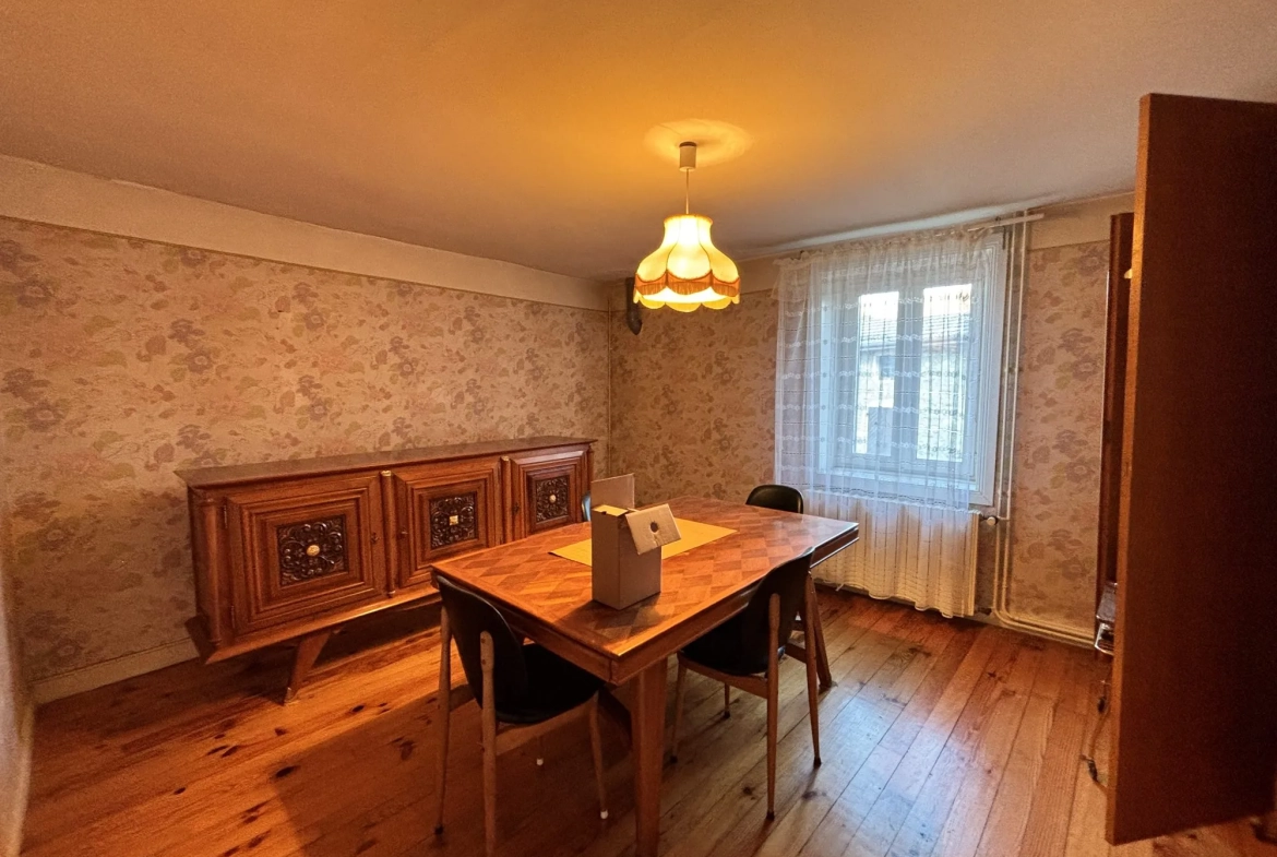 Maison de village avec dépendances et grand potentiel à Poule-les-Écharmeaux 