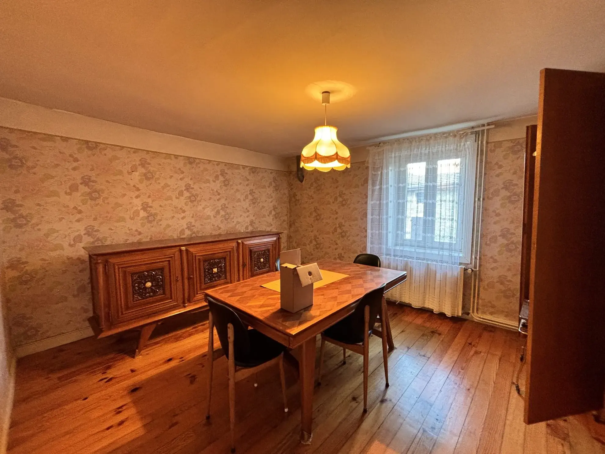 Maison de village avec dépendances et grand potentiel à Poule-les-Écharmeaux 
