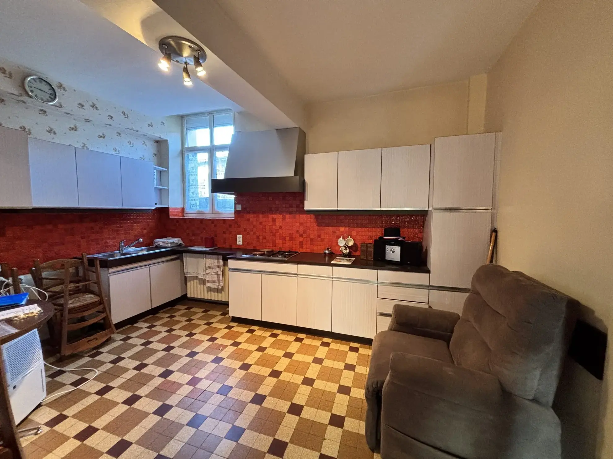 Maison de village avec dépendances et grand potentiel à Poule-les-Écharmeaux 