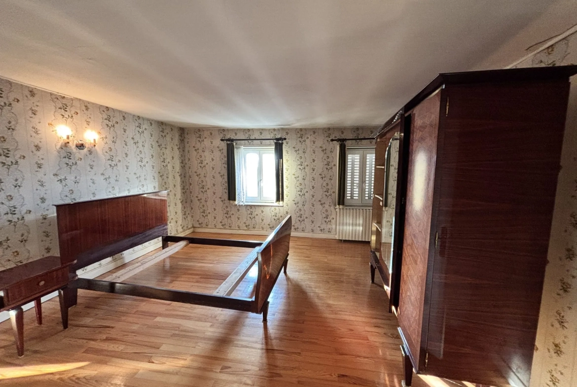 Maison de village avec dépendances et grand potentiel à Poule-les-Écharmeaux 