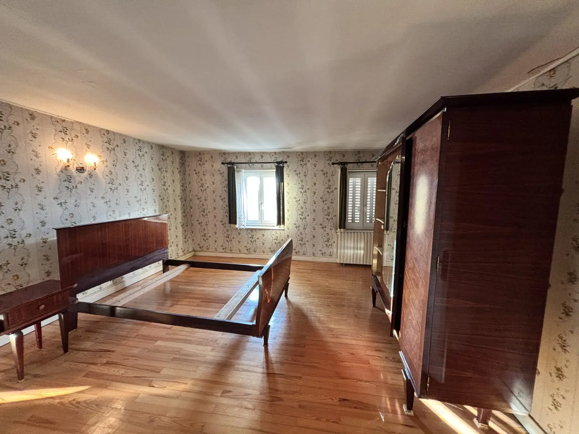 Maison de village avec dépendances et grand potentiel à Poule-les-Écharmeaux 