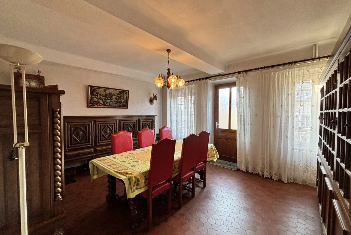 Maison de village avec dépendances et grand potentiel à Poule-les-Écharmeaux 