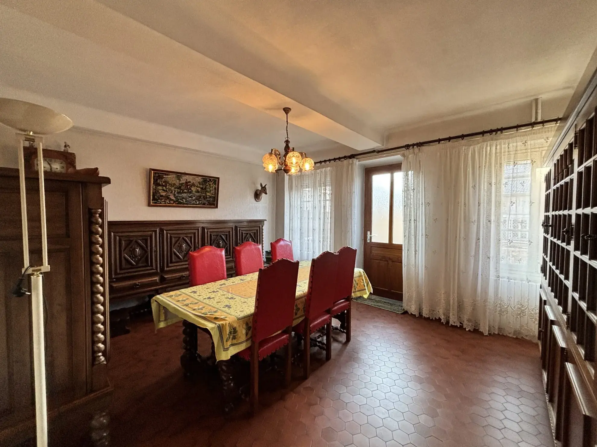 Maison de village avec dépendances et grand potentiel à Poule-les-Écharmeaux 