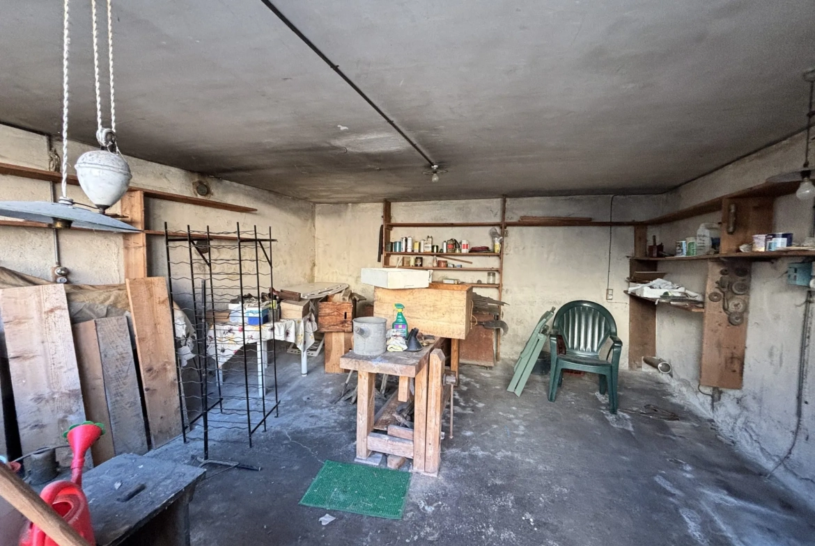 Maison de village avec dépendances et grand potentiel à Poule-les-Écharmeaux 