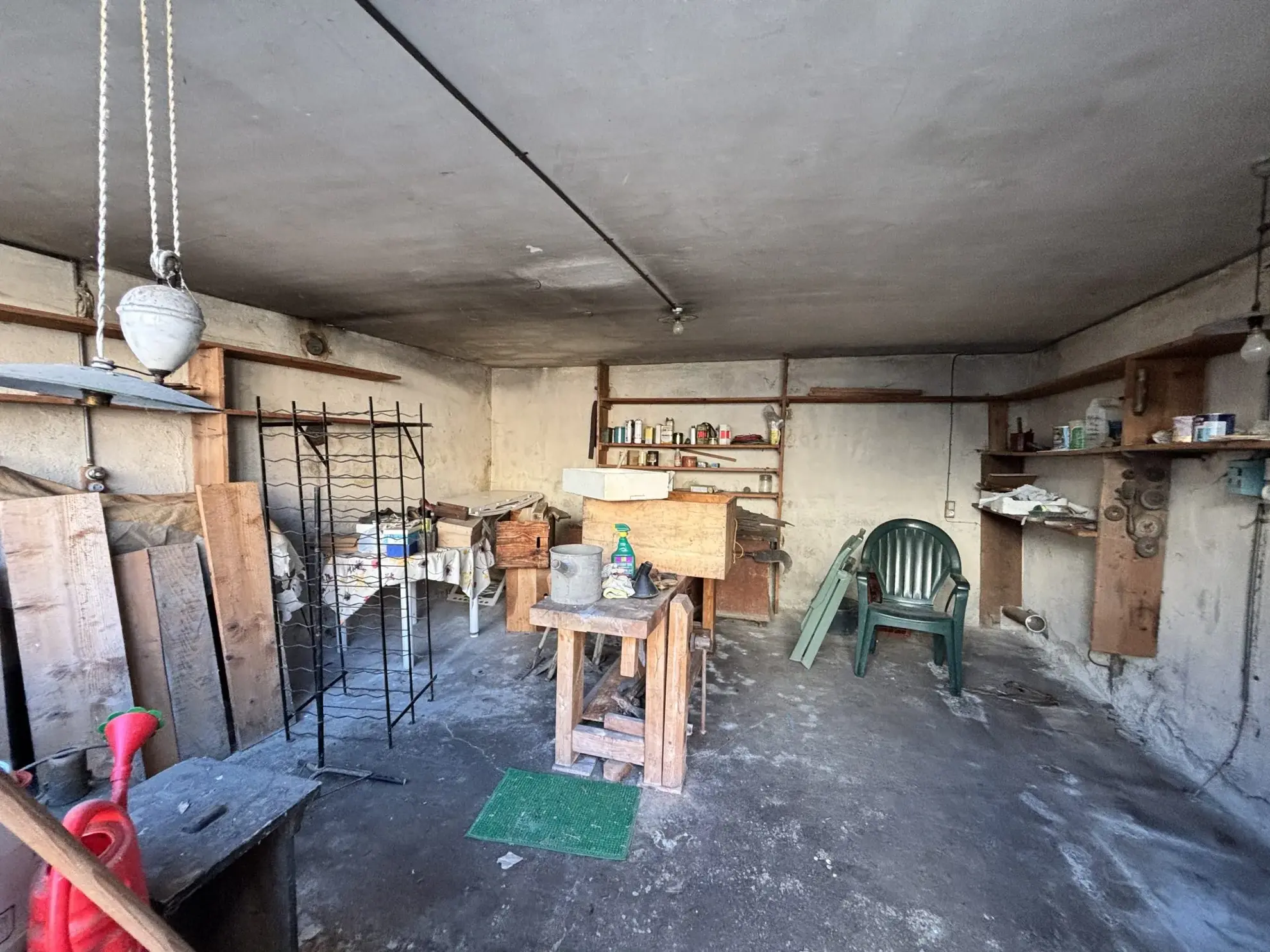 Maison de village avec dépendances et grand potentiel à Poule-les-Écharmeaux 