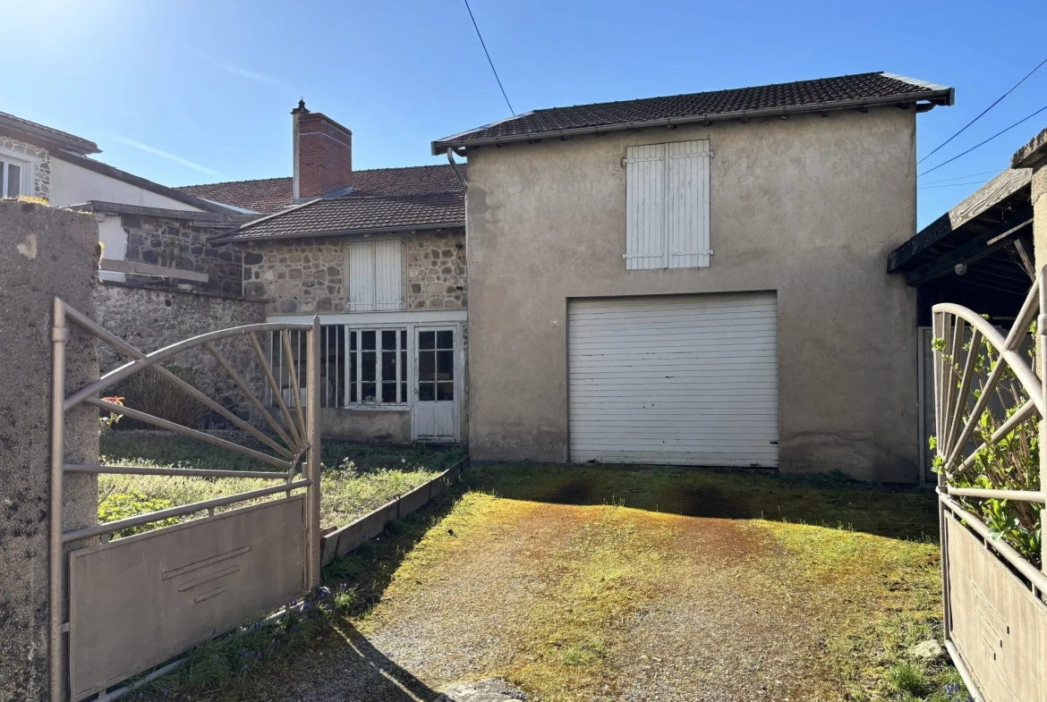 Maison de village avec dépendances et grand potentiel à Poule-les-Écharmeaux 