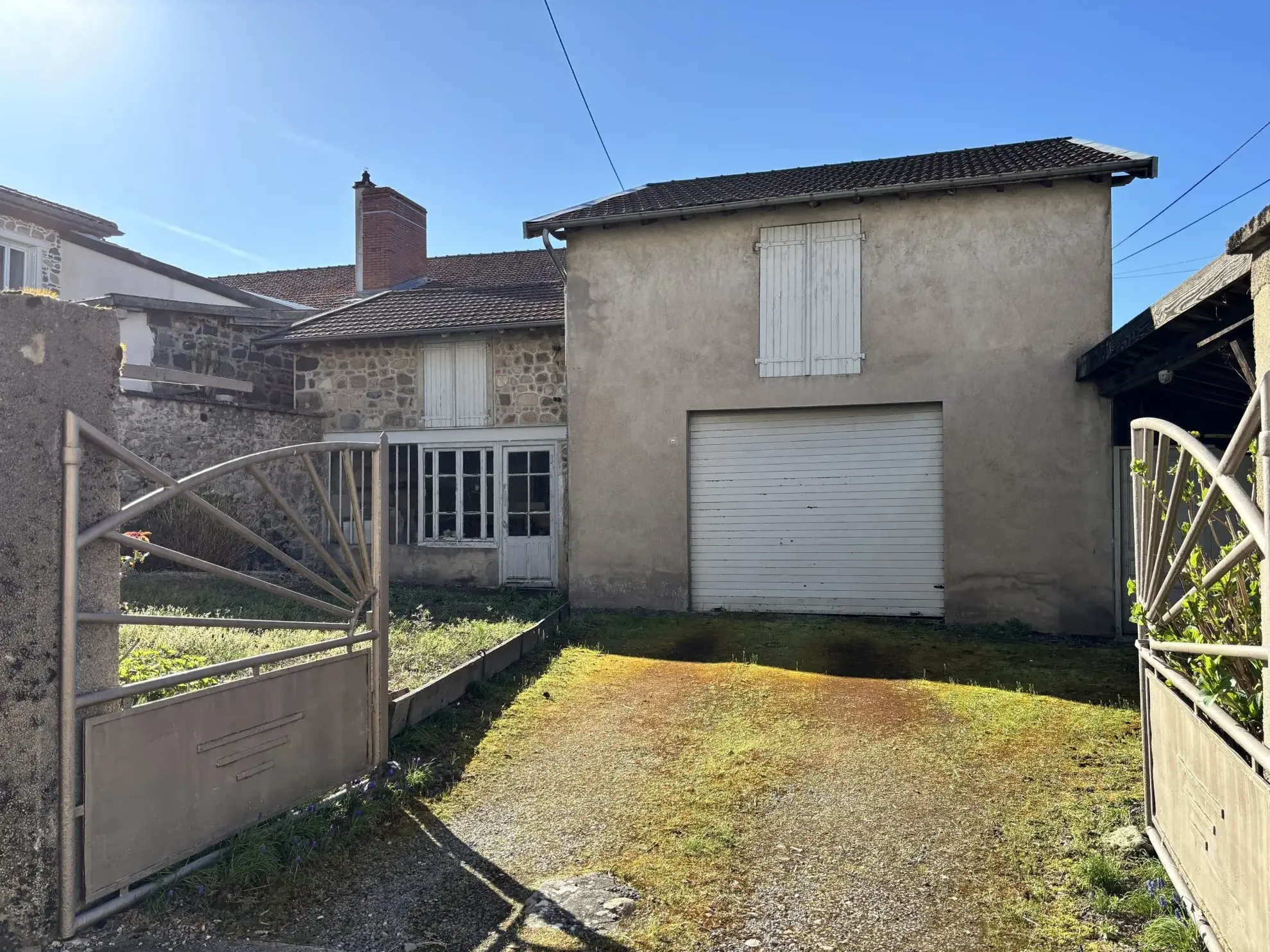 Maison de village avec dépendances et grand potentiel à Poule-les-Écharmeaux 