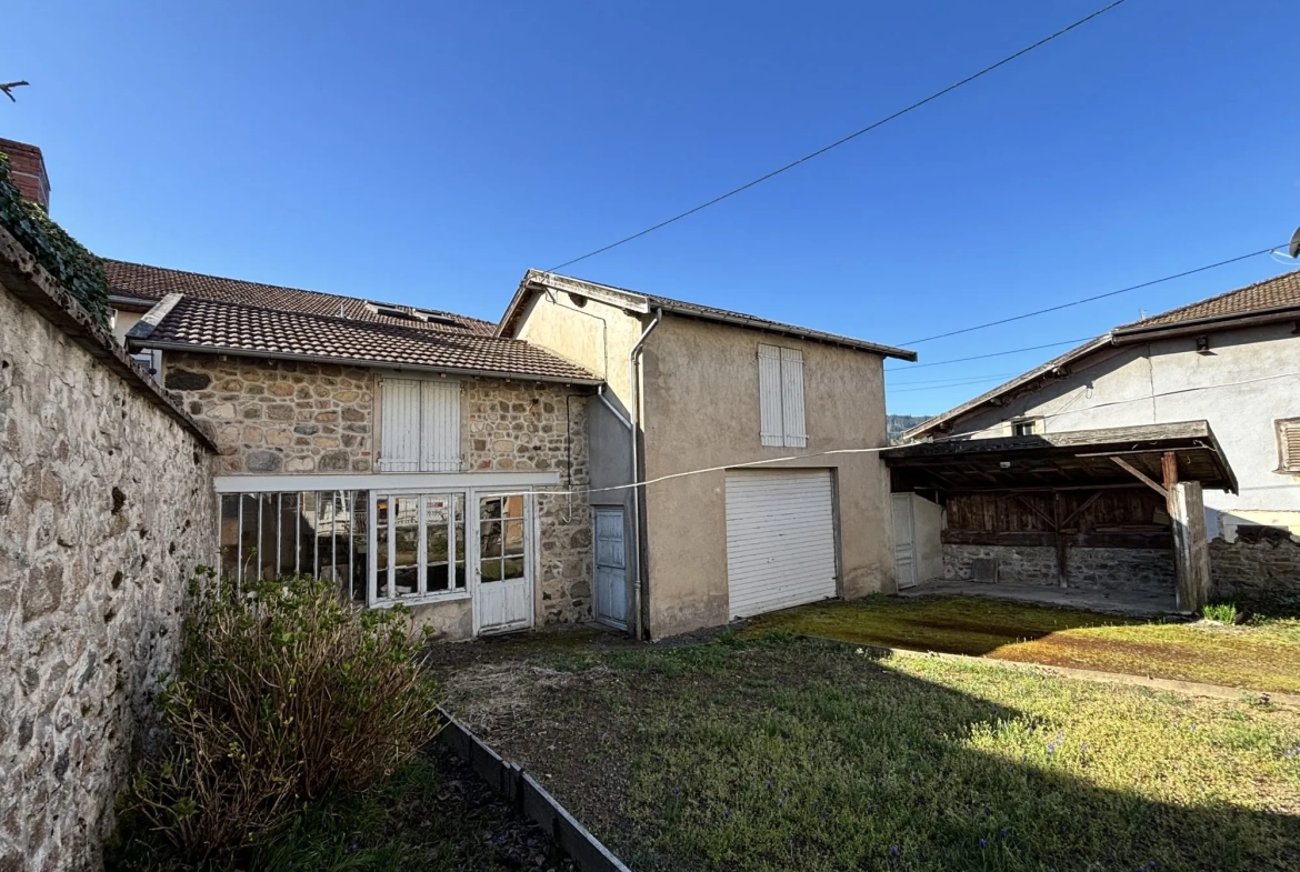 Maison de village avec dépendances et grand potentiel à Poule-les-Écharmeaux 