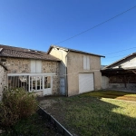 Maison de village avec dépendances et grand potentiel à Poule-les-Écharmeaux