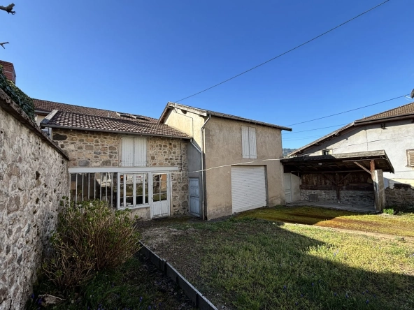 Maison de village avec dépendances et grand potentiel à Poule-les-Écharmeaux