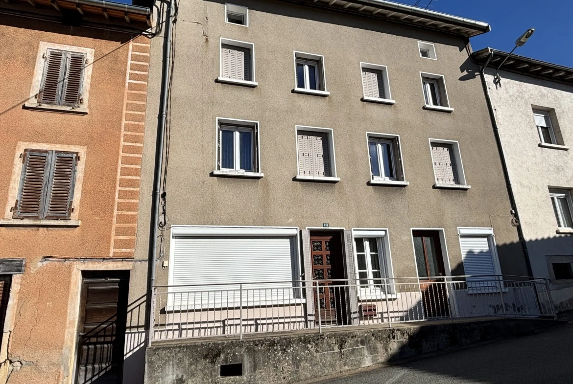 Maison de village avec dépendances et grand potentiel à Poule-les-Écharmeaux 