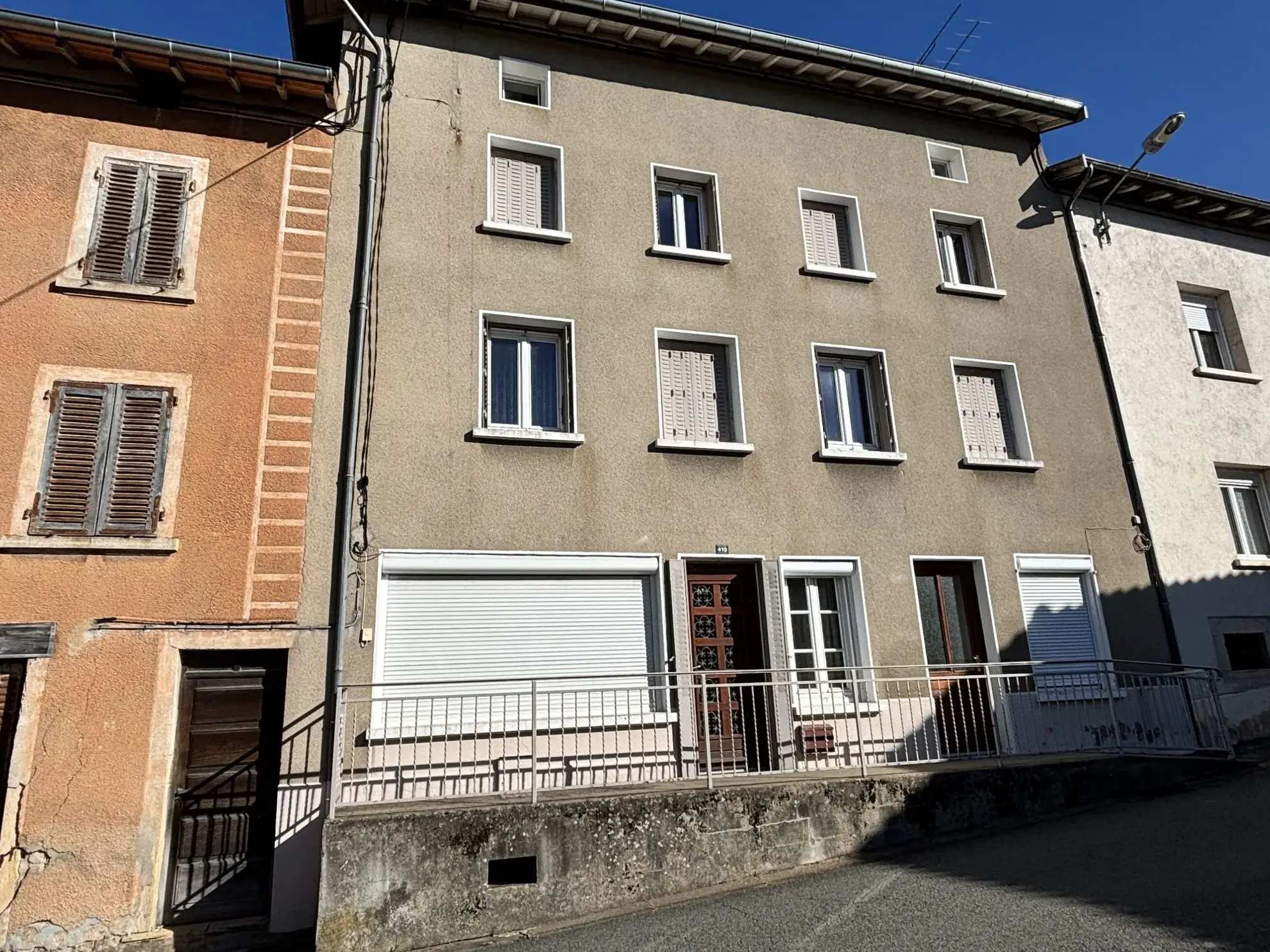 Maison de village avec dépendances et grand potentiel à Poule-les-Écharmeaux 