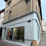 Local commercial avec bail en vente à Saint-Genis-Laval - 58 m² idéal boutique