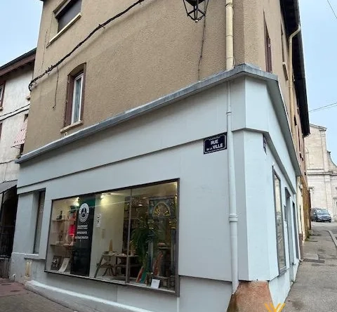 Local commercial avec bail en vente à Saint-Genis-Laval - 58 m² idéal boutique