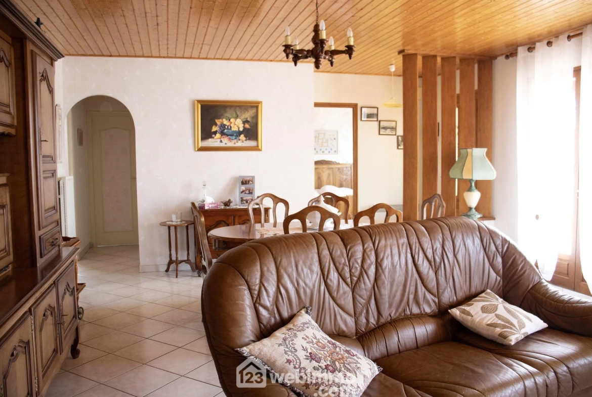 Maison à Jard-sur-Mer de 93m² avec fort potentiel, proche commodités 