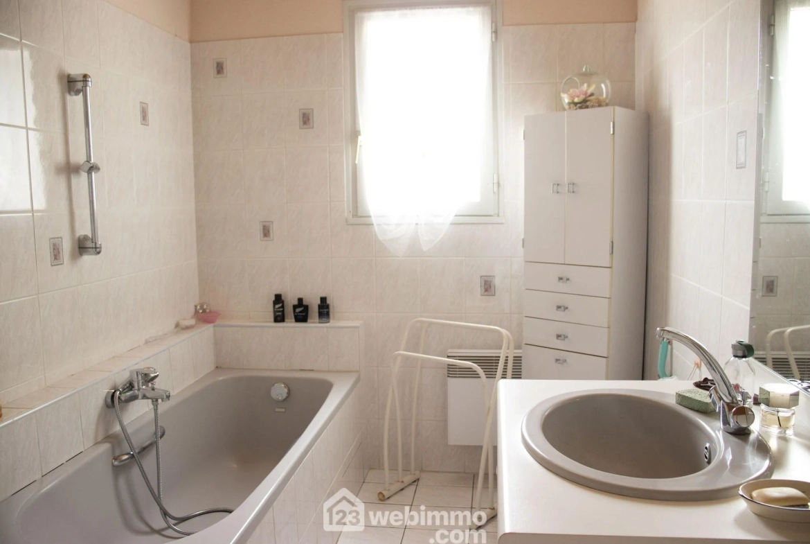 Maison à Jard-sur-Mer de 93m² avec fort potentiel, proche commodités 