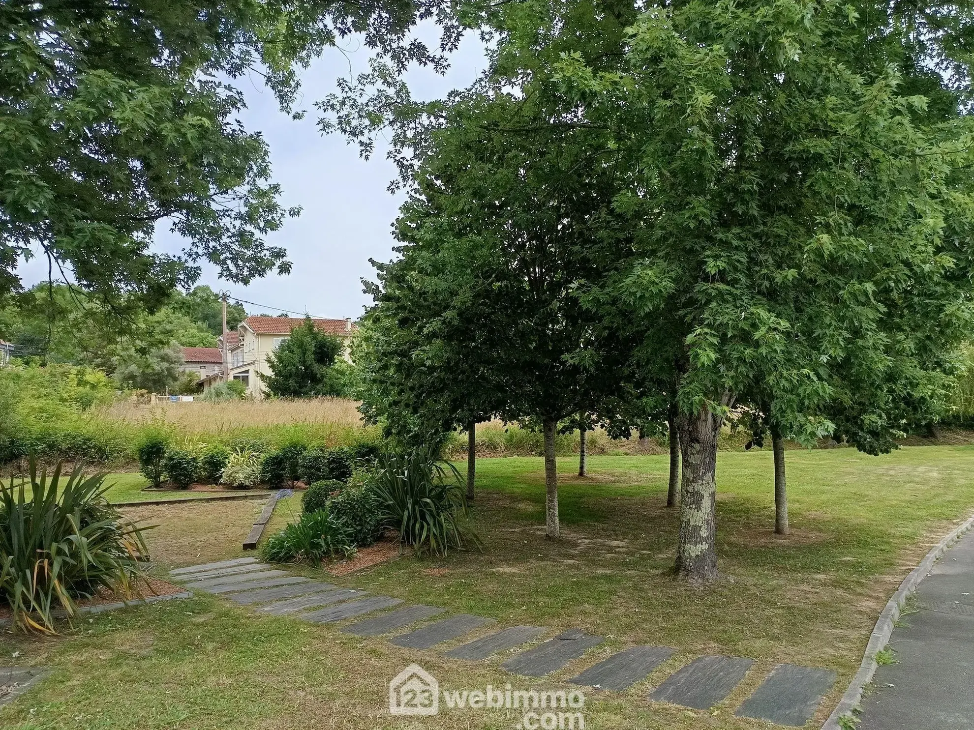 Terrain constructible de 1000 m² à Casteide-Candau, proche Morlanne 