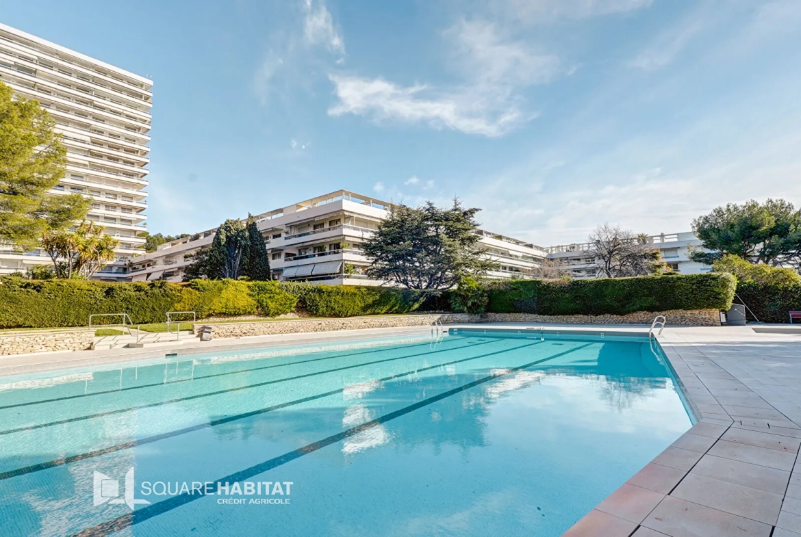 Vente grand studio avec mezzanine dans la résidence La Cadenelle à Marseille 8 