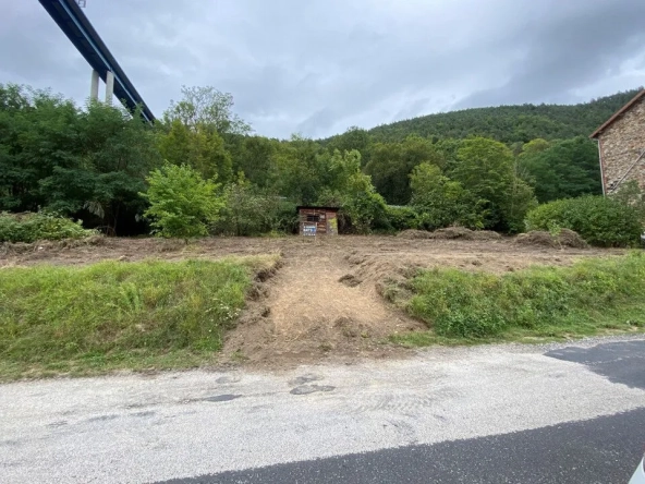 Terrain constructible de 845 m² à Monistrol-sur-Loire avec permis positif