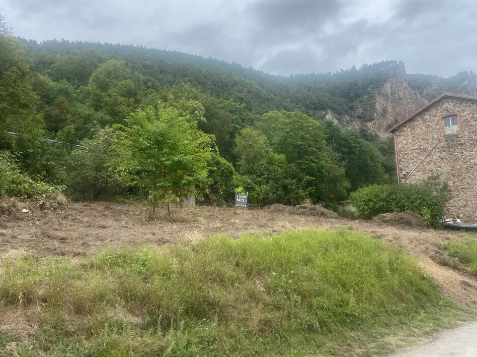 Terrain constructible de 845 m² à Monistrol-sur-Loire avec permis positif 