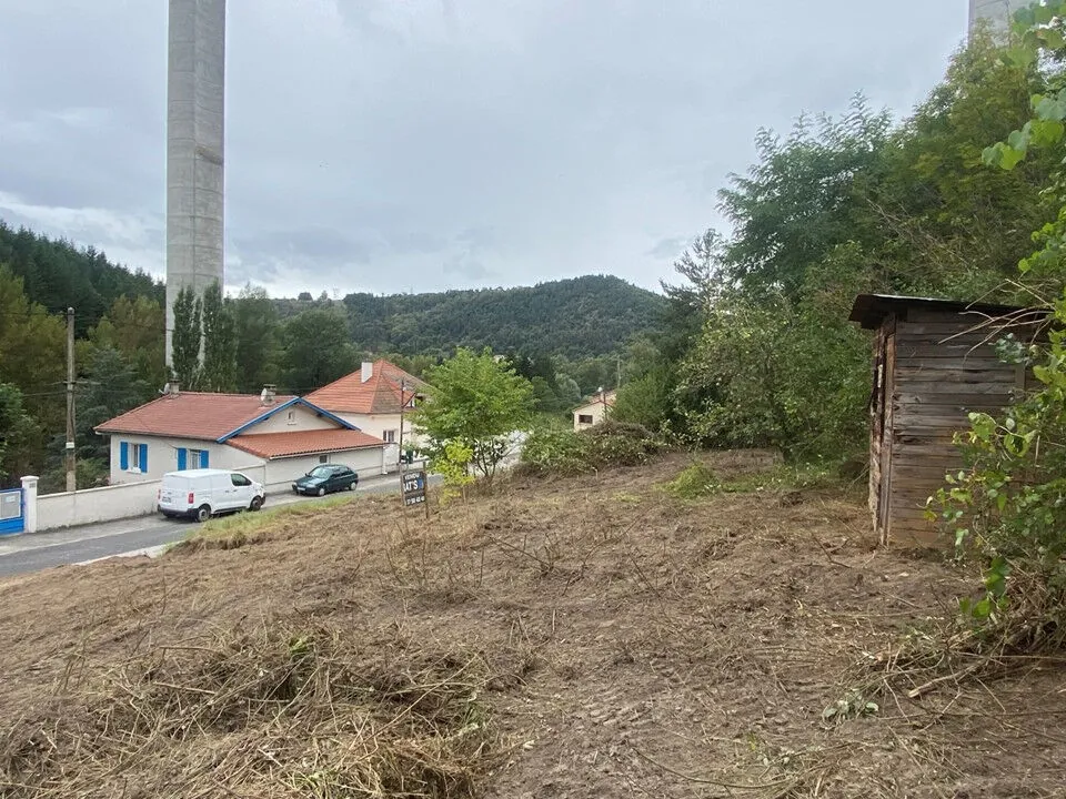 Terrain constructible de 845 m² à Monistrol-sur-Loire avec permis positif 