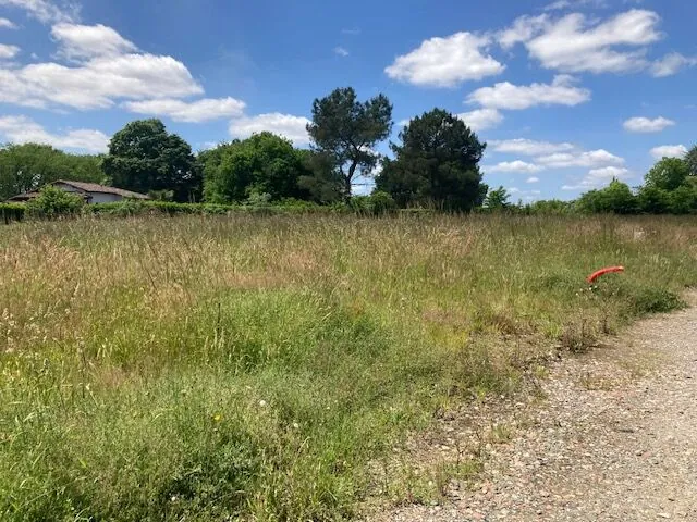 Magnifique terrain constructible de 800 m² avec maison neuve à Carcares Sainte Croix 
