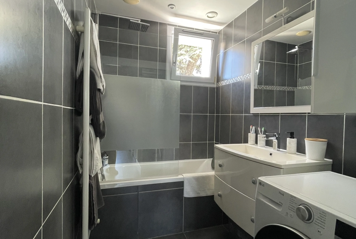 Appartement T4 à vendre à Sainte-Anne, Marseille 8e - Vue dégagée et confort moderne 